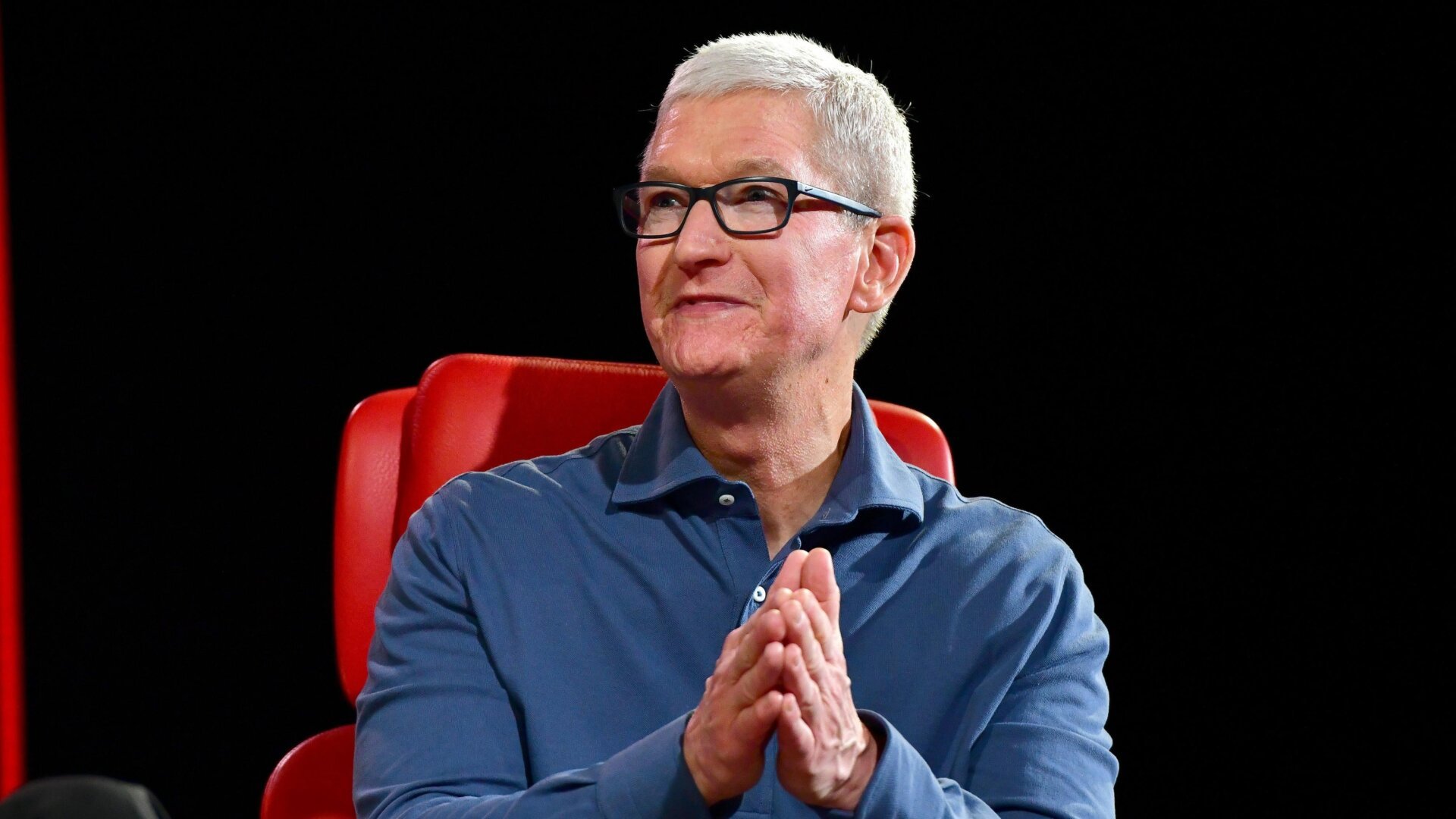 Apple CEO Tim Cook Calls AI ‘Bigger Than the Internet’ in Rare All-Hands Meeting